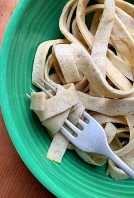 Plate of low carb noodles with 2g net carbs for healthy eating