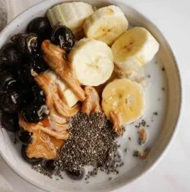 Variety of low GI breakfast options including oats and fruits.